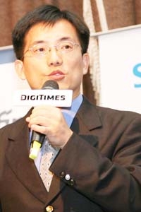 全景軟體網路安全事業處協理楊文和表示，日後電子發票與電子採購系統將愈來愈緊密，而這也將帶動企業對身分認證的需求。(周世賓攝)